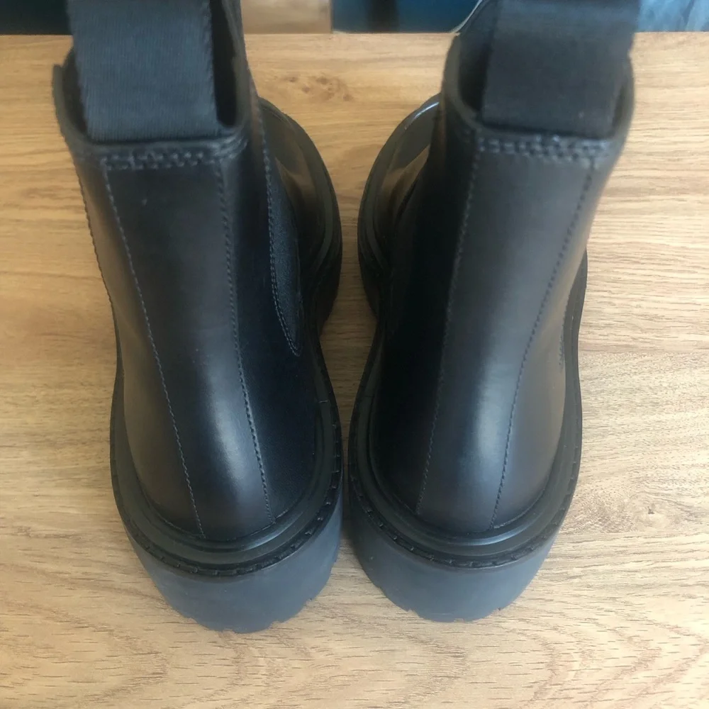 NIB $428 Tory Burch Leather Lug-sole Chelsea Boots in size 9!